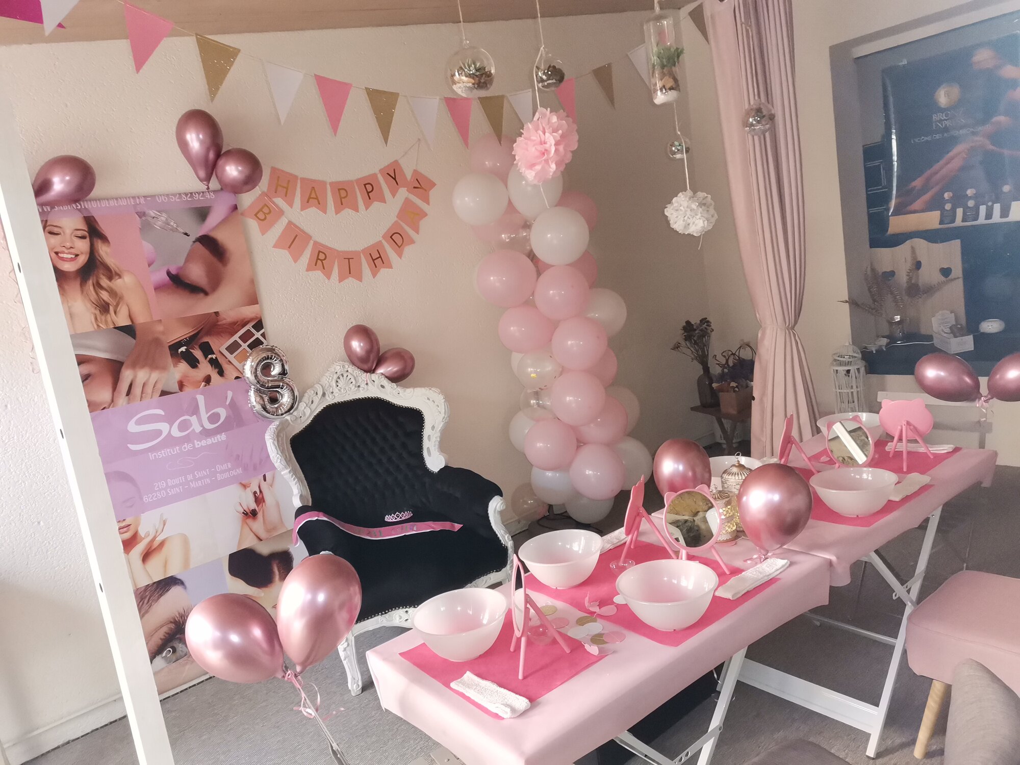 Décor d'anniversaire à l'institut — table dressée, ballons et bannière Sab'