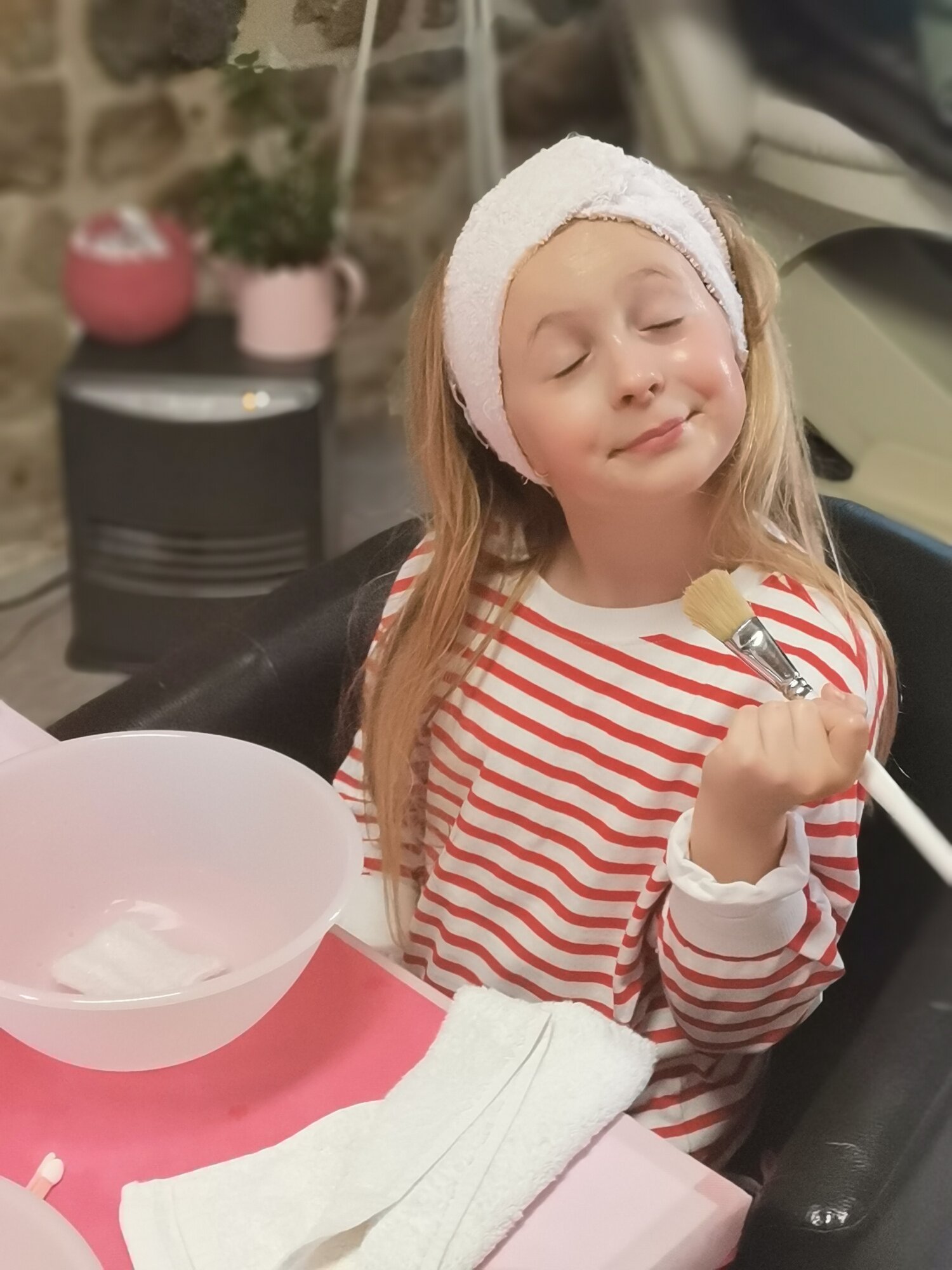 Soin du visage pendant une après-midi anniversaire