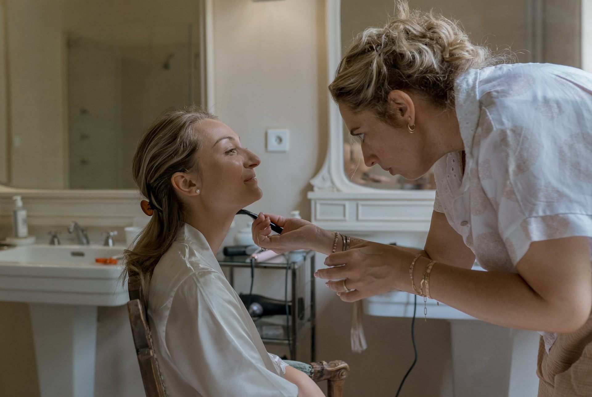 Séance de maquillage mariée dans un cadre lumineux