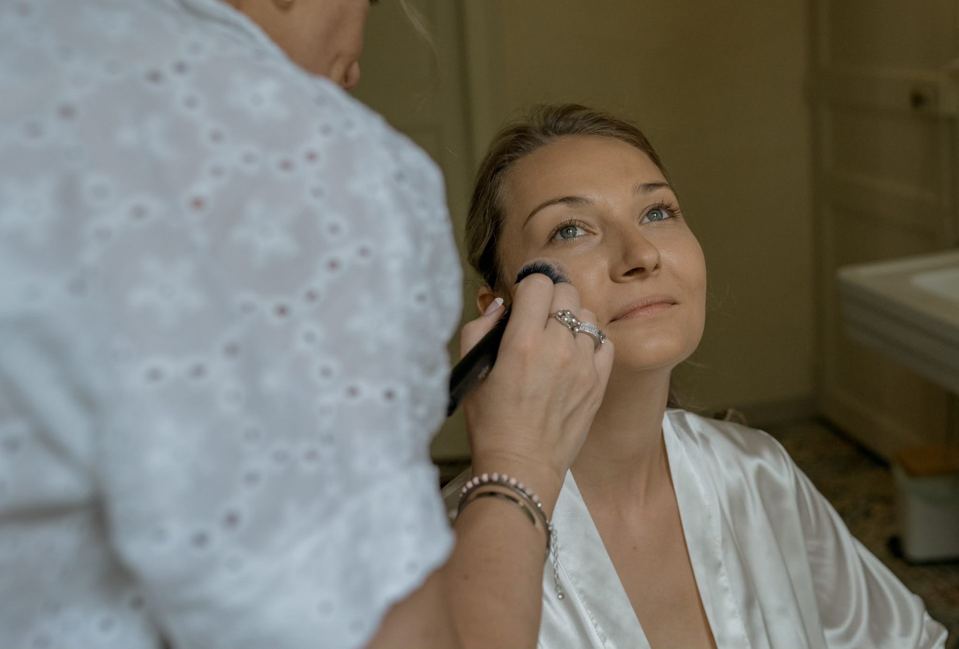 Mariée maquillée, teint lumineux